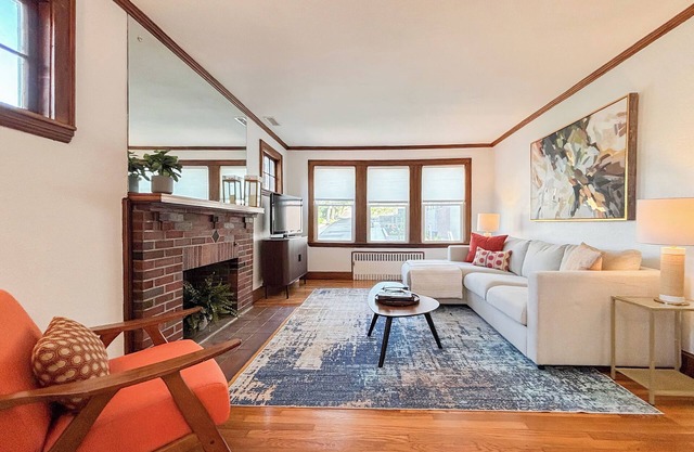 Spacious and Sunny Brookline Apartmentn