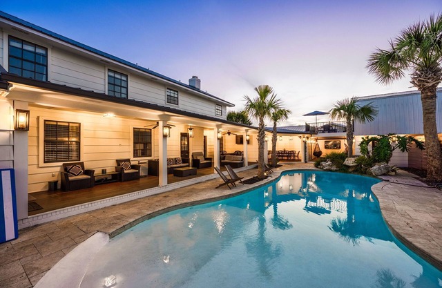 Spacious and Luxurious Private Oasis - Pool - Hot Tub - Game Rm - Premier Beach!