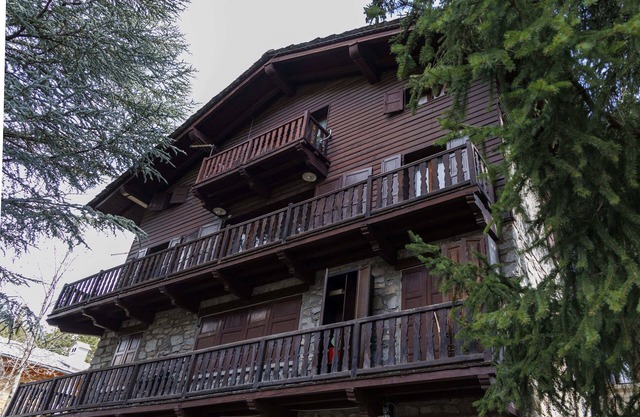 Spacious apartment a few steps from the beautiful ski slopes of Courmayeur