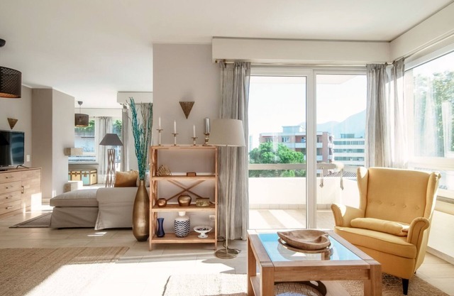Spacious apartment with Terrace in Paradiso (TERRAZZA PARADISO)