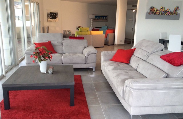 Spacious apartment with terrace and unique bay view at 3 minutes from the beach.