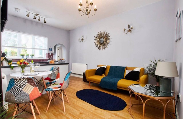 Spacious Apt: Fast Wifi, Near Airport, Gym Access