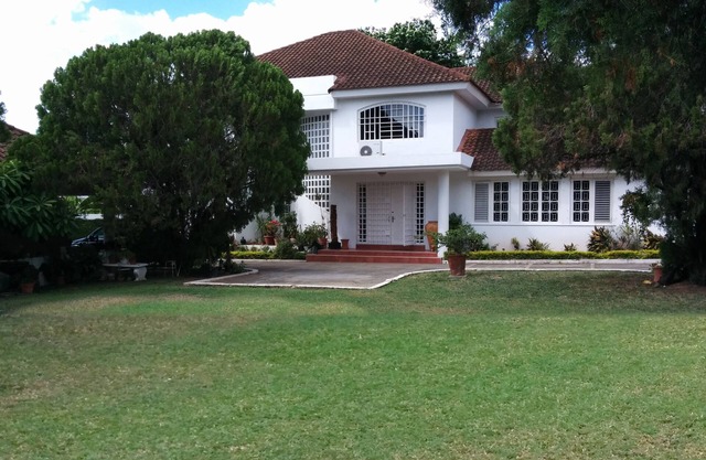 Spacious Art-Deco Guest House