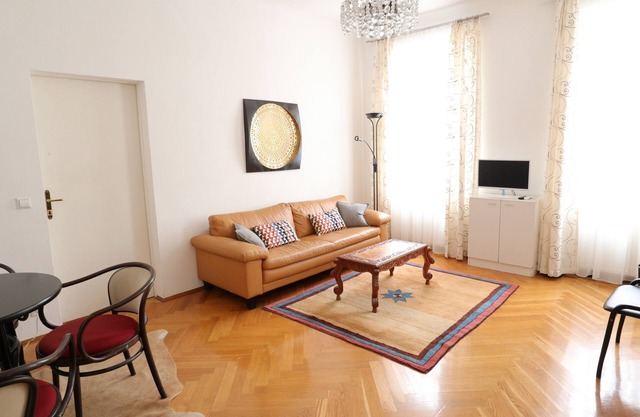 Spacious Art Nouveau apartment with subway nearby in Schönbrunn area