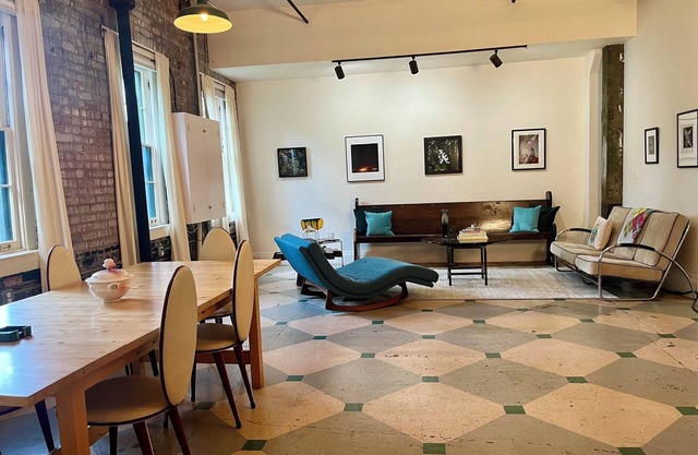 Spacious, artist-designed apartment in 1890s chocolate factory. DOG FRIENDLY!