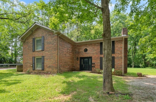 Spacious Backyard Fireplace Mins from Downtown