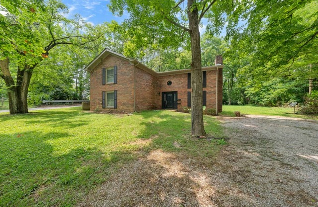 Spacious Backyard Fireplace Mins from Downtown