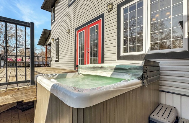Spacious beach house oasis in the beautiful Qu’Appelle valley and lakes
