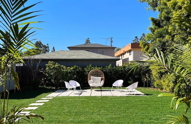 Spacious Beach House, Private Oasis, Family Friendly, AC+W/D, Large Backyard