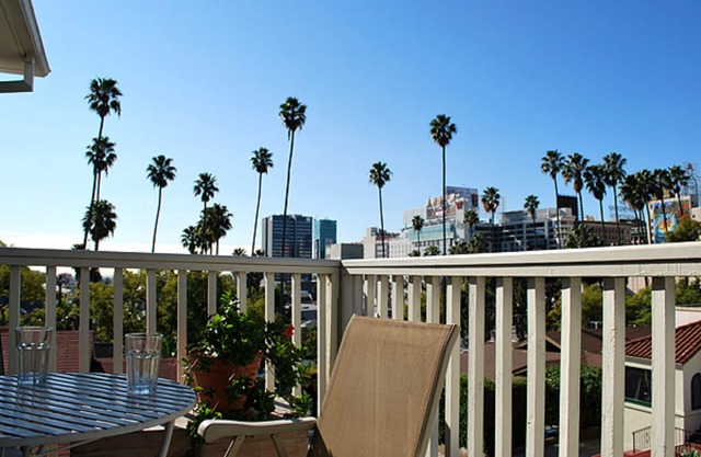 Spacious, Bright 2-Bedroom Hollywood Retreat