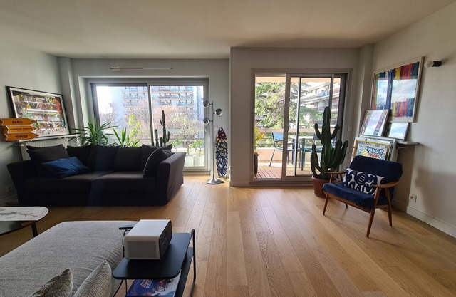 Spacious, bright, arty apartment with dining terrace, 3CH, 2SDB