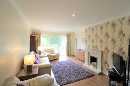 Spacious bungalow - private secure garden - sleeps up to 6