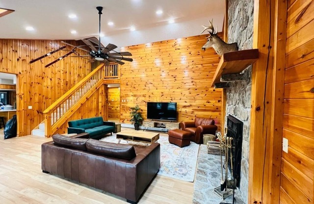 Spacious cabin - Hot Tub - Pool Table - 5 min from Wisp