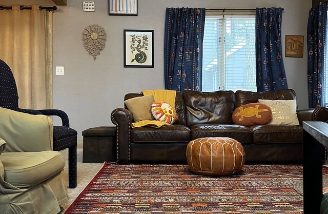 Spacious Cabin w/hot tub , pool and lake access, sleeps 8