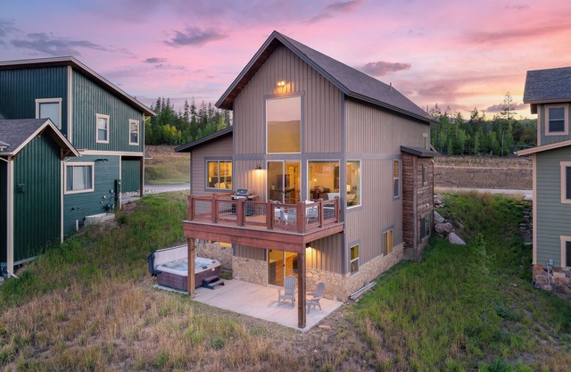 Spacious cabin w/hot tub & ski loop