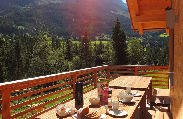 Spacious chalet directly on the ski slope with a private sauna and relaxation area.