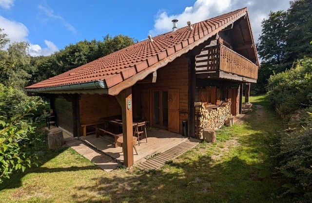 Spacious Chalet near Gérardmer: Terrace, Orchard, Ski, & Local Crafts
