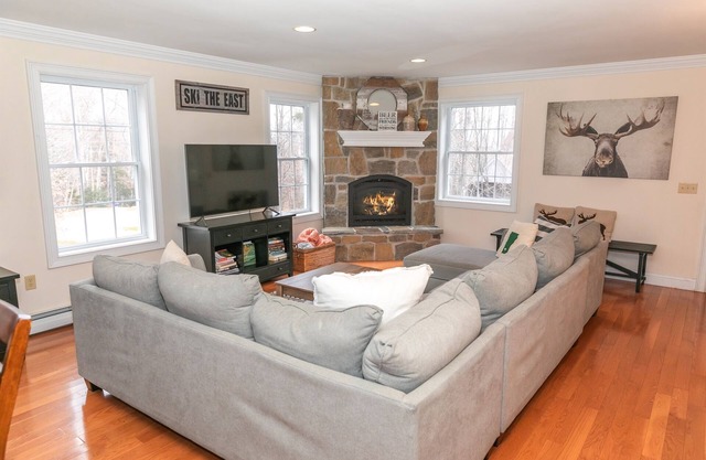 Spacious Chalet - PetFriendly/HotTub/Firepit/GameRoom/AC