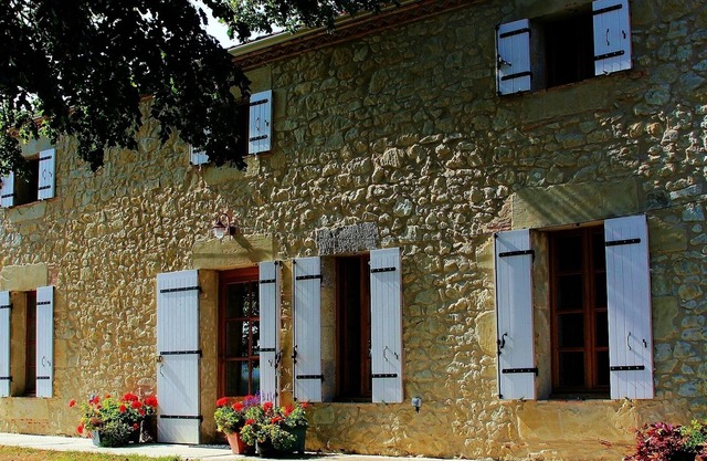 Spacious Character Cottage with Pool Set In Delightful Countryside