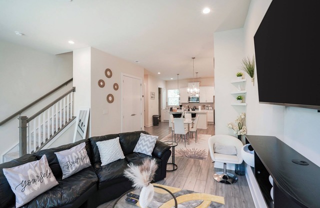 Spacious & Charming Family Gem: 5mins to Uptown ~ Balconies ~ Free Parking~Wifi
