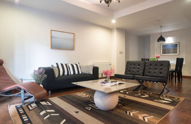 Spacious Classic Retro Style Condo/next to BTS/1 stop from Silom & Siam BTS