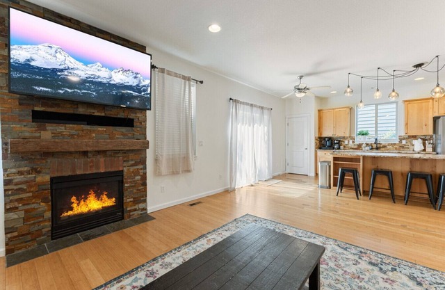 Spacious & CLEAN 5-Bedroom Retreat| Fresh Interior Paint | Family Friendly