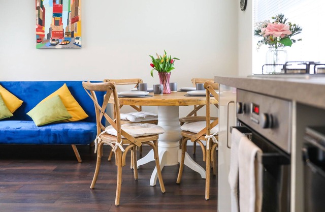 Spacious & Clean House, sleeps 3 parking 2cars, Headington, Oxford, near A40&M40