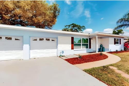 Spacious Clearwater Vacation House Pet Friendly Fire Pit Games Close to Clearwater Beach Biking Trail Farmers Markets S Harbor Health Spa Baycare Ballpark and Ruth Eckerd Hall Golf Courses