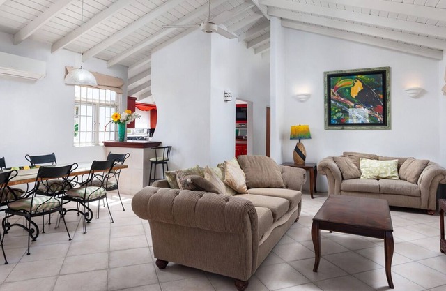 Spacious Comfortable Apartments Steps From The Beach At Paynes Bay. Sundance