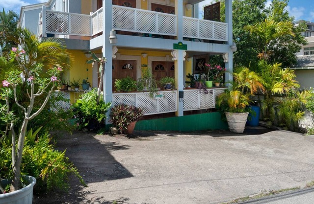 Spacious Comfortable Apartments Steps From The Beach At Paynes Bay. Sunbeams.