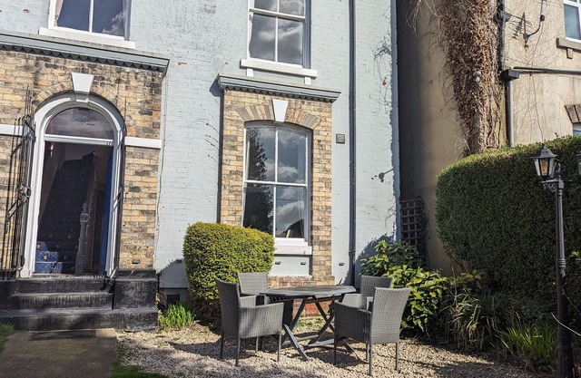 Spacious, Comfortable Georgian 4 brd Home, Headingly Stadium, Leeds Uni & Arena.
