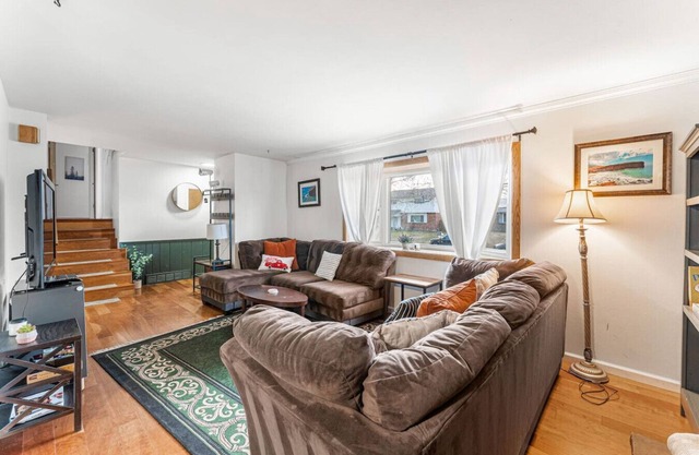 Spacious & Comfy ~ Close to Everything ~ Backyard!