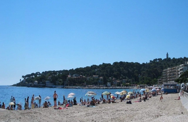 Spacious condo on Sandy Beach at the beginning of the stunning Cap D'antibes