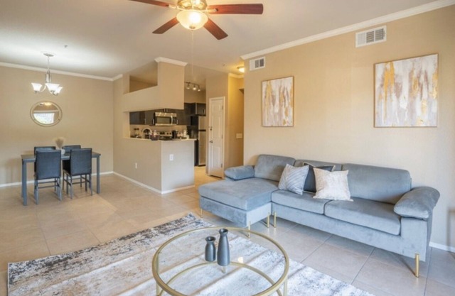 Spacious Condo: Pool, Gym, Balcony, Free Parking - Near Airport