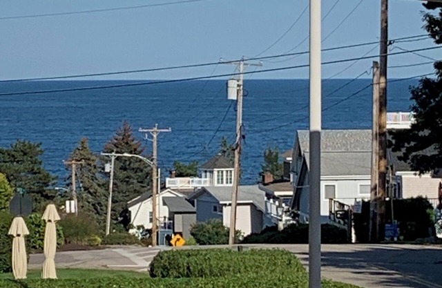 Spacious Condo w/Ocean Views and Pool! 3 min walk from Marginal Way and Beach!