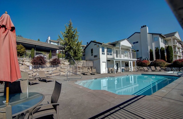 Spacious condo with pool - across from Don Morse City Park & lake access