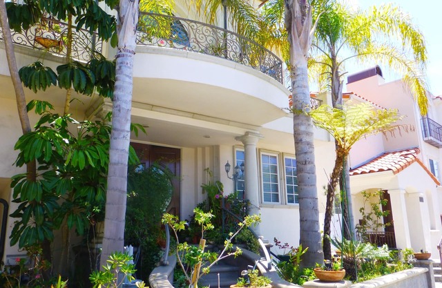 Spacious Contemporary Style Lower Guest Apartment, Private Entry, Walk To Beach!