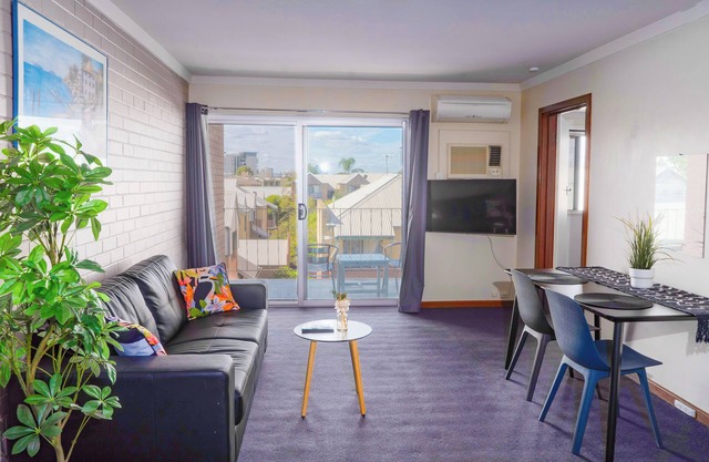 Spacious & Cosy self-contained 1 bedroom apartmentn