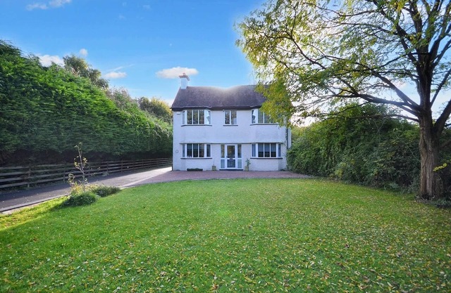 Spacious Cotswolds House & Garden w/Hot Tub