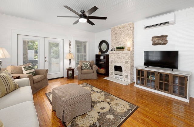 Spacious Cottage-Wraparound Deck! One short block to beach-Walk to Pier Village!