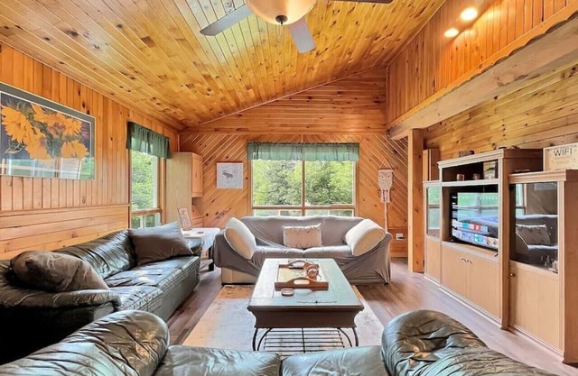 Spacious Cottage In Town-Sauna/Waterfront