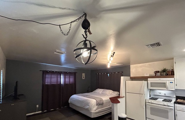 Spacious Cottage with easy access to it all!