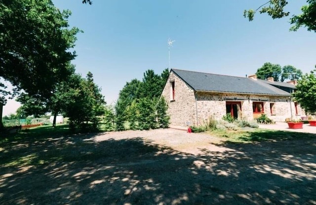 Spacious Countryside Retreat with Terrace, Pet-Friendly, WiFi, Playground & Fishing Nearby