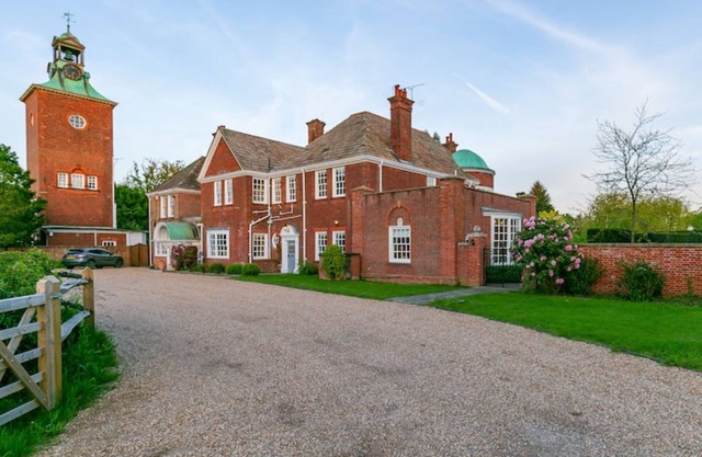 Spacious Country house with pool, sleeps 12. Perfect for relaxing get-away!