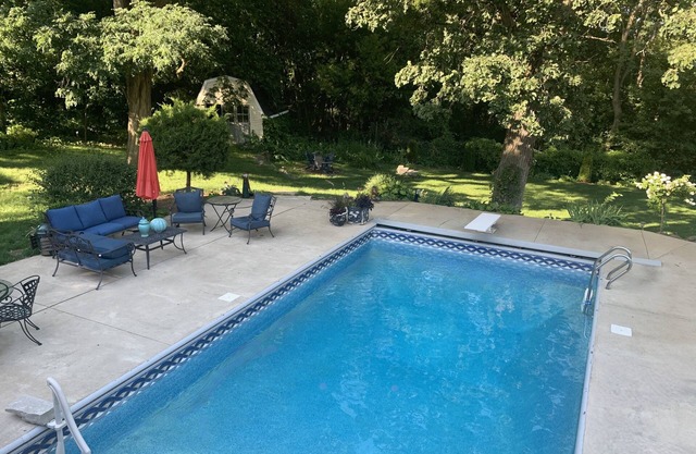 Spacious country retreat w/pool 10 minutes to downtown Madison! Pet friendly!