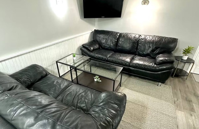 Spacious & Cozy 2 Bdrm Stay in Toronto