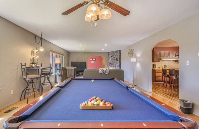 Spacious Cozy Home with private "HOT TUB"