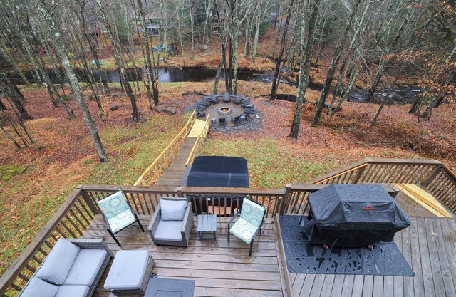 Spacious Creek Front 6-bedroom home-Lake/Pool/Kayaks/Hot Tub/Game Rm/Fire Pit.