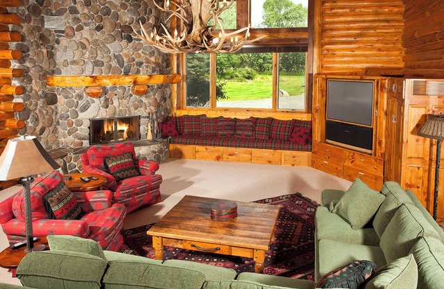Spacious Creekside Lodge in Emigrant - 20 minutes to Yellowstone Entrance!