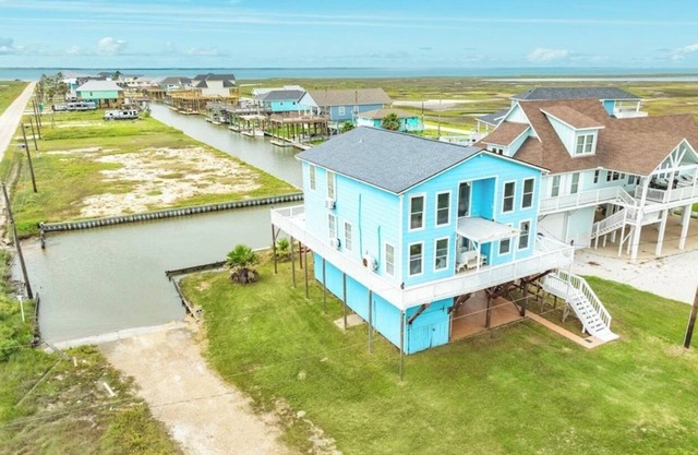 Spacious deck 5-bedroom home in Freeport with WiFi, 3 full baths sits on canal.